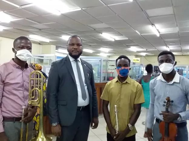 Ballanta Thrills Vista Bank Officials With Music Amidst Pandemic Outbreak