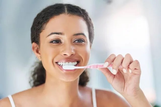 6 Common Mistakes You Make While Brushing Your Teeth