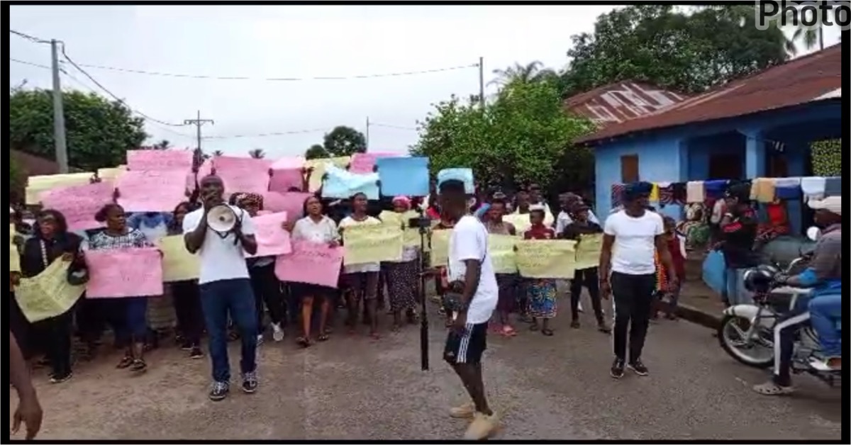 Magburuka People Take to The Street in Protest