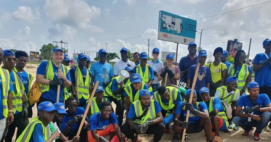 UN Resident Coordinator Joins Returnees in Beach Clean-up Campaign