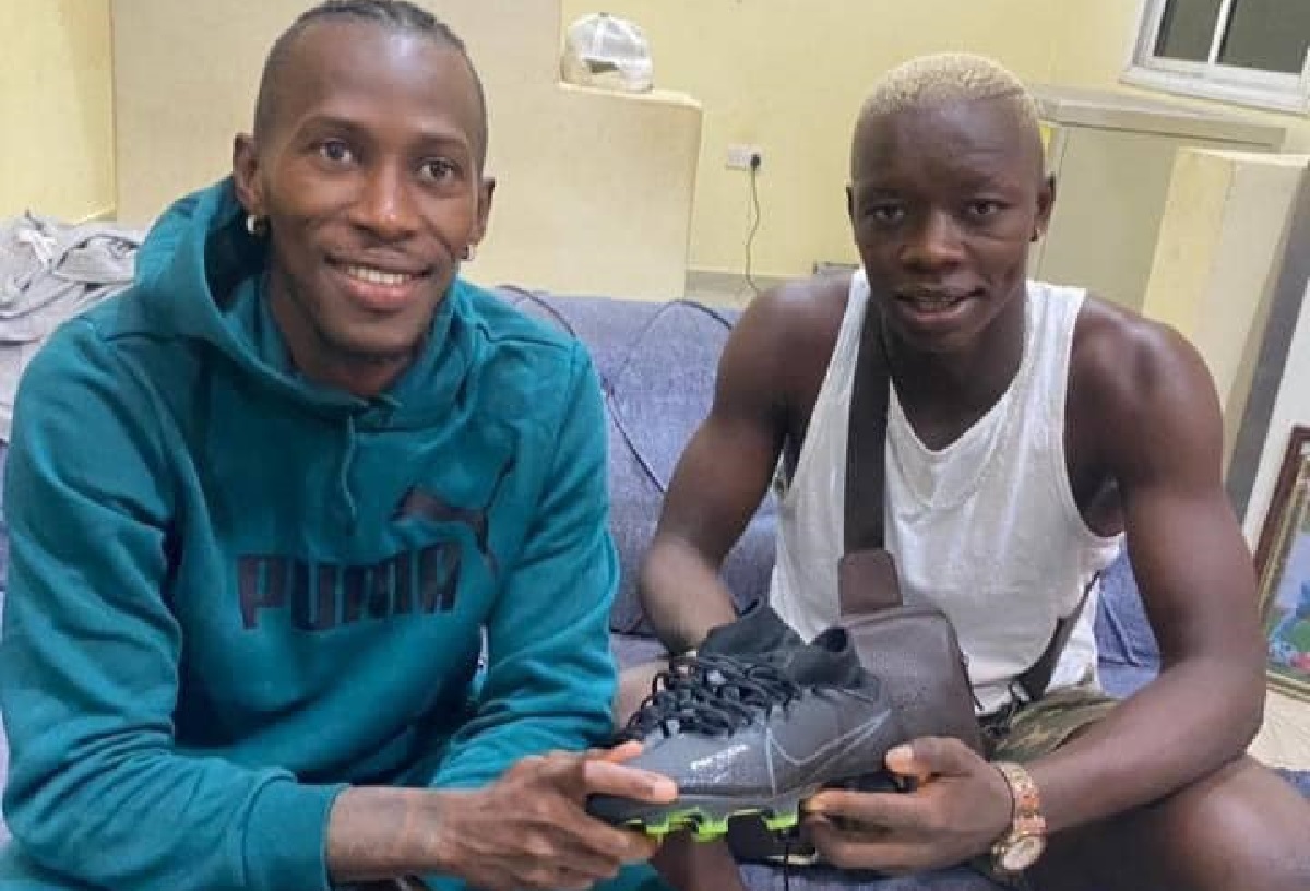 Kwame Quee Presents New Boots to FC Kallon’s Striker Alie Conteh
