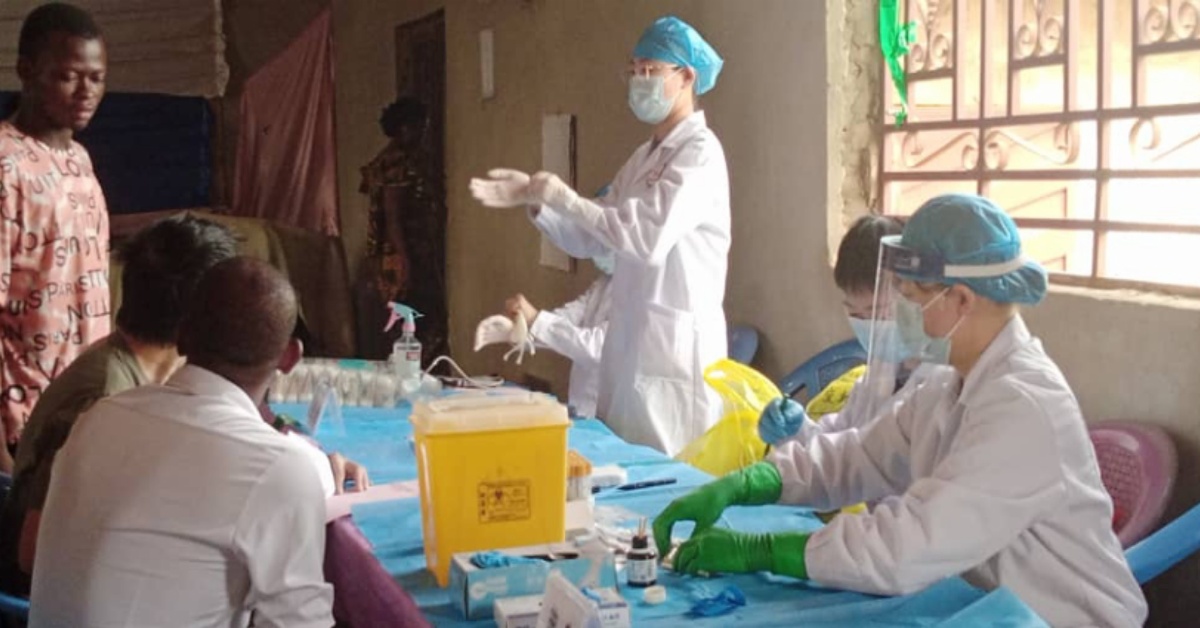 Chinese Doctors Spearhead Malaria Fight in Sierra Leone Community