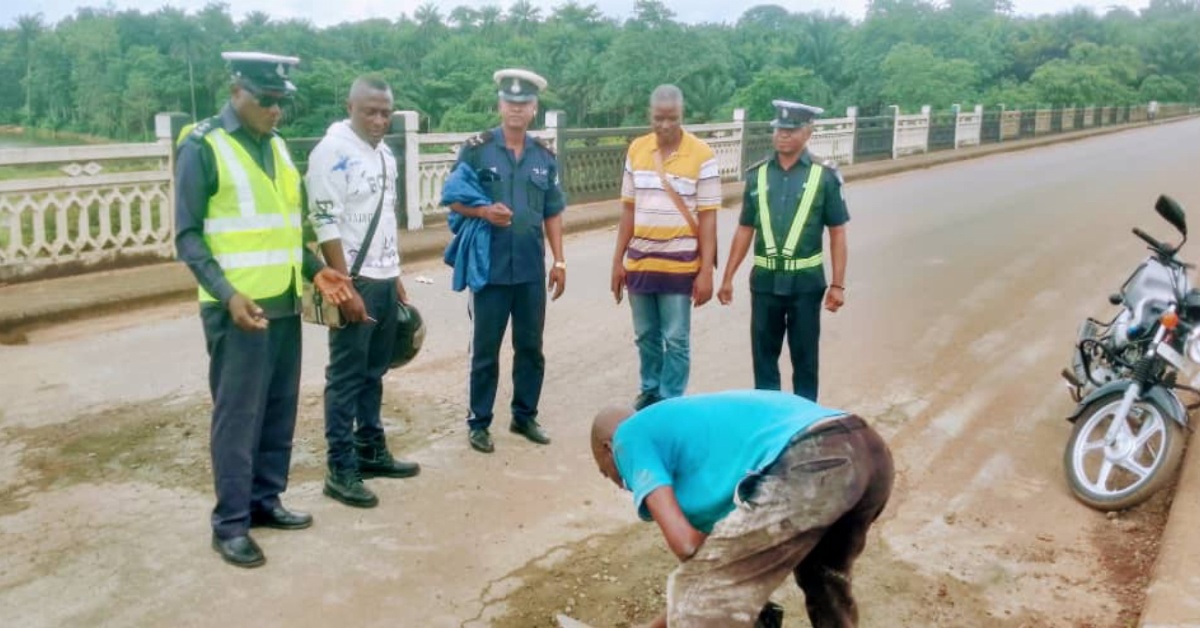 Kambia Police, Road Safety Corps And Motor Driver Union Cover Major Potholes on Rogbaray Bridge