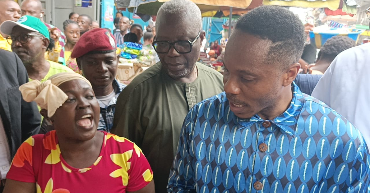 Chief Minister Engages Traders at Abacha Street, Highlights Role of Market Women in Sierra Leone’s Economy